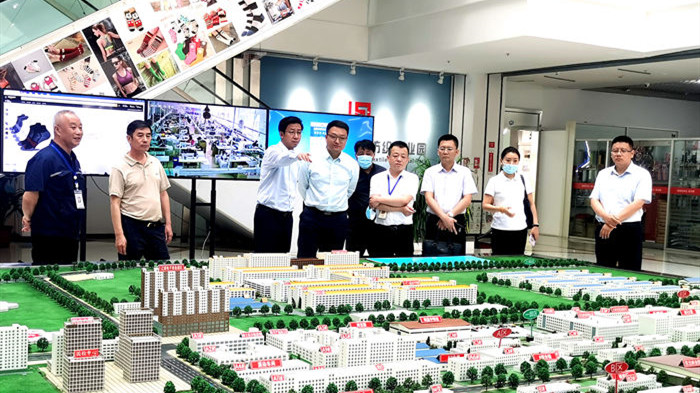 集团总经理吴波一行到东北袜业纺织工业园调研考察